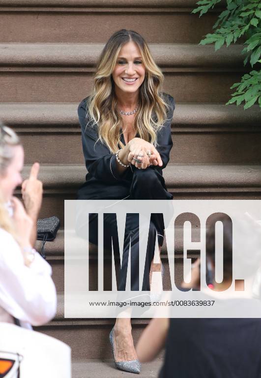 Actress Sarah Jessica Parker argues with a police officer as he threatens to close down a commericla being shot at her West Village home on June 5 2018 in New York City Sarah Jessica Parker New York United States 588039