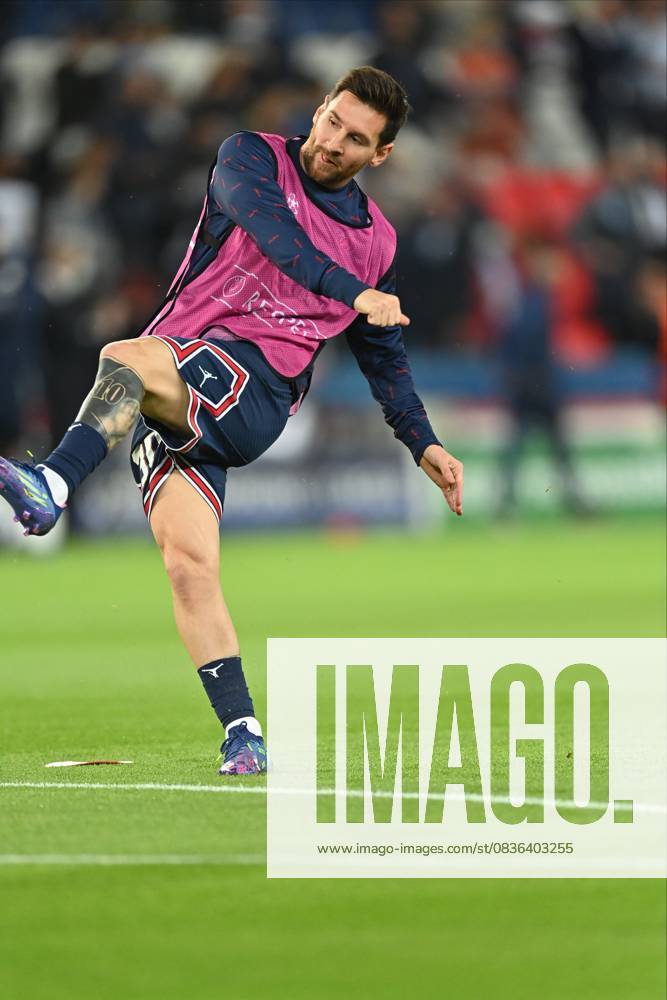 Paris Saint-Germain v Manchester City - UEFA Champions League PARIS, FRANCE - SEPTEMBER 28: Leo Messi of Paris Saint-Germain warms up before the UEFA Champions League group A match between Paris Saint-Germain and Manchester City at Parc des Princes on September 28, 2021 in Paris, France. France World. Editorial use only. Please get in touch for any other usage.
