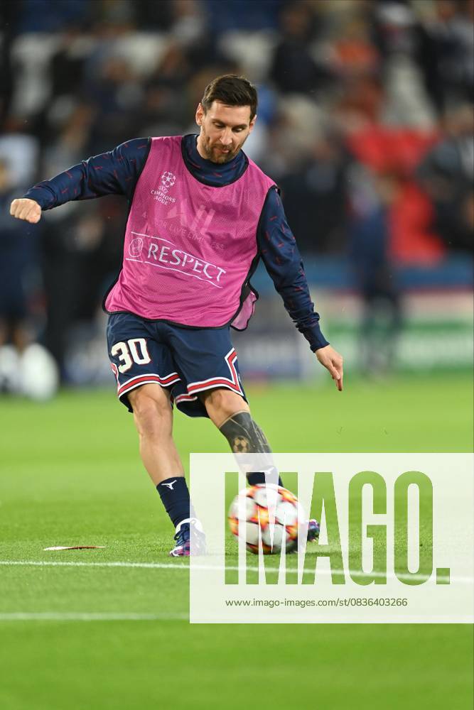 Paris Saint-Germain v Manchester City - UEFA Champions League PARIS, FRANCE - SEPTEMBER 28: Leo Messi of Paris Saint-Germain warms up before the UEFA Champions League group A match between Paris Saint-Germain and Manchester City at Parc des Princes on September 28, 2021 in Paris, France. France World. Editorial use only. Please get in touch for any other usage.