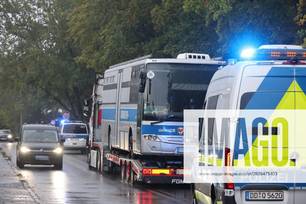 Adenauer SRP starts its journey home 07 10 2025, Chemnitz, riot police, After the bus called Adenauer SRP of the activist gr