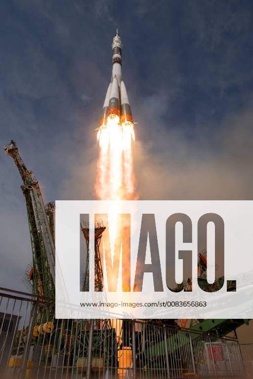 Baikonur, Kazakhstan - ESA astronaut Alexander Gerst was launched into space alongside NASA astronaut Serena Aunon-Chancellor and Roscosmos commander Sergei Prokopyev in the Soyuz MS-09 spacecraft from Baikonur cosmodrome in Kazakhstan. The launch went as planned as the 50-m tall Soyuz rocket propelled the astronauts to their cruising speed of around 28 800 km h. Within 10 minutes of rising from the pad, the trio travelled over 1640 km and gained 210 km altitude. Every second for nine minutes, their spacecraft accelerated 50 km h on average. Over the next two days, while circling Earth 34 times, the trio will catch up with the International Space Station where they will spend the next six months. The journey is relatively smooth and quiet after the rigours of launch. With no Internet or satellite phones, the crew relies on - ZUMAz03_ 20180606_shr_z03_301