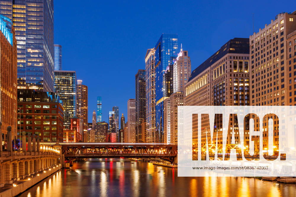 Blick auf die Innenstadt von Chicago bei Sonnenuntergang Scenic view of downtown Chicago during sunset with iconic skyscrapers (License=RF)
