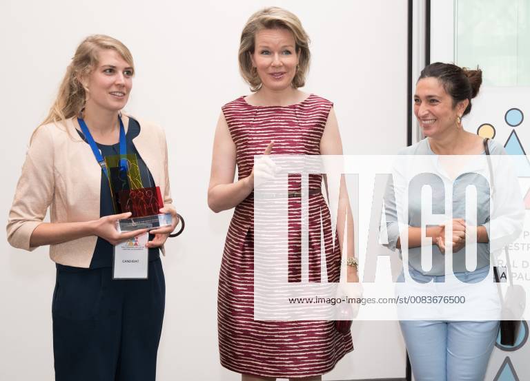 Slaatje Praatje Coordinator Nele Decelle, Queen Mathilde of Belgium and State Secretary for Poverty, equal opportunities, Science and big cities, Zuhal Demir pose for photographers at the end of the tenth edition of the Federal Award ceremony for Poverty reduction , in Brussels, Friday 08 June 2018. BENOITxDOPPAGNE 05360870