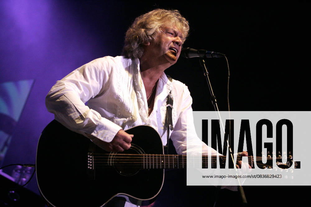 Justin Hayward and John Lodge of the Moody Blues perform on the opening night of their tour at Hard Rock live held at the Seminole Hard Rock hotel & Casino on March 11, 2012 in Hollywood, Florida....People: John Lodge Hollywood United States Of America - ZUMAs214 20060222_aba_s214_001