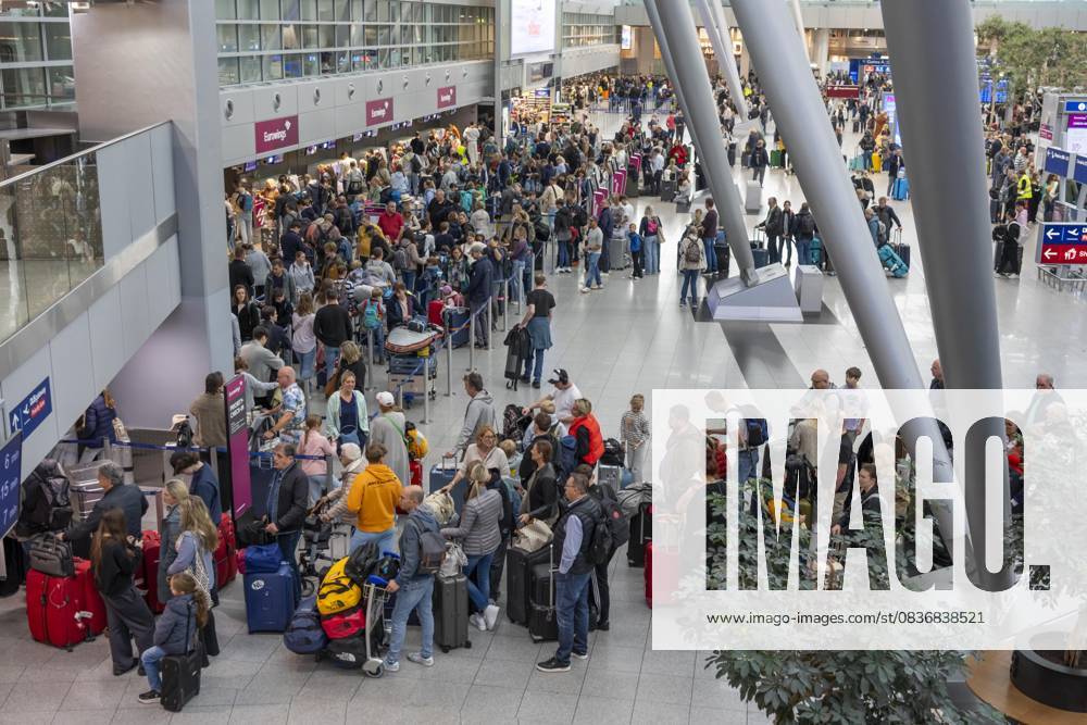 Full check-in hall, queues, Terminal B, many thousands of people start their vacation on the first day of the NRW autumn vacations, at Düsseldorf Airport, but the waiting times were kept within limits, despite the large rush, NRW, Germany vacation start DUS