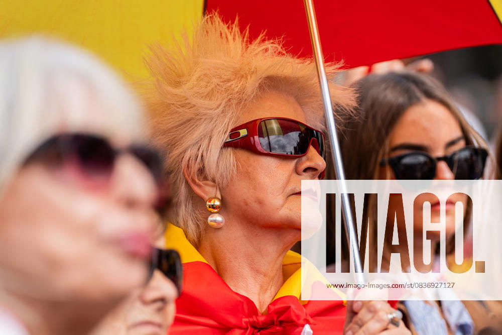Hundreds of Spaniards demonstrate on Barcelona s Paseo de Gracia during Hispanic Heritage Day. The protesters, organized by the PP and Vox parties, have accused Pedro So¡nchez of corruption. Barcelona Spain - ZUMAa239 20251012_zip_a239_001