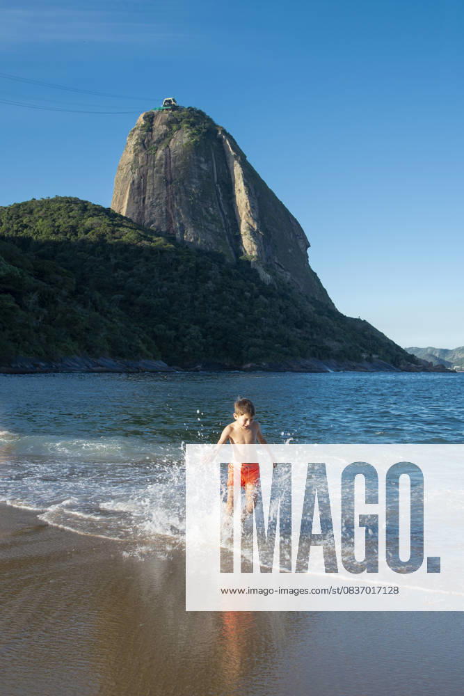 Boy playing on URCA beach in Rio de Janeiro, Brazil Rio de Janeiro, State of Rio de Janeiro, Brazil R_TQOI251008-1855989-01 ,model released, Symbolfoto