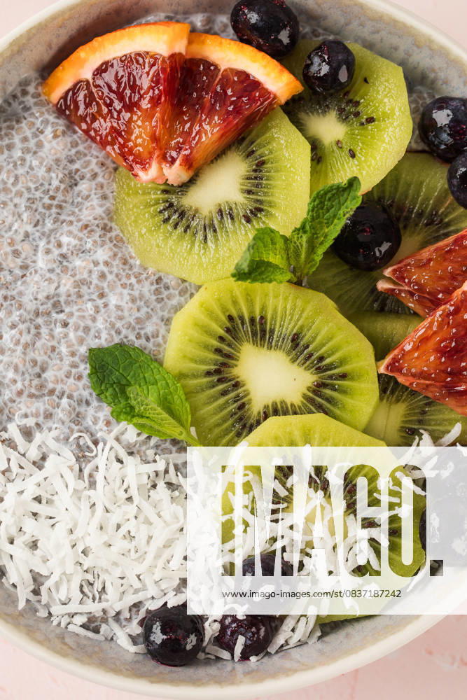 Gesunde Frühstücksbowl mit Chia-Pudding, Kiwi, Blutorange und Beeren Healthy breakfast bowl with chia pudding, kiwi, blood orange, and berries. Vegan food (License=RF)