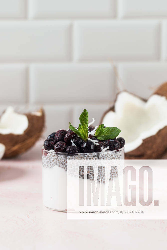 IMAGO Creative, Food, High Protein Frühstück Frischer Chia-Pudding auf Kokosnussmilch mit Blaubeeren, griechischem Joghurt und Minze im Glas Fresh chia pudding on coconut milk with blueberries , greek yogurt and mint in glass for healthy breakfast ideas (License=RF)