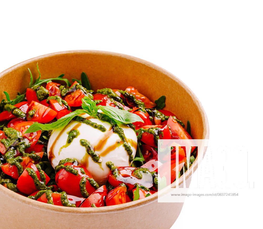 Frischer Salat mit Mozzarella, Tomaten und Basilikum in einer Schüssel A bowl filled with vibrant salad featuring fresh mozzarella, cherry tomatoes, and basil leaves, drizzled with a flavorful dressing. Perfect for a healthy lunch or snack. (License=RF)