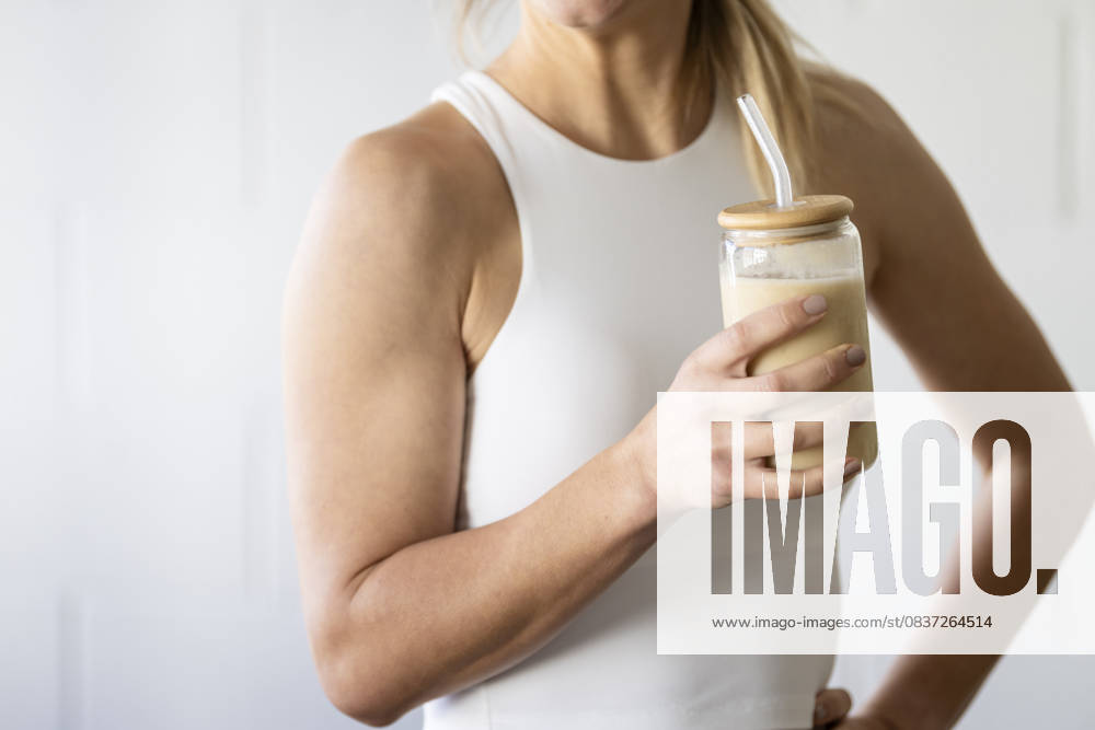 IMAGO Creative, Food, High Protein Frühstück Woman holding healthy protein smoothie with yoga clothes San Francisco, California, United States R_HOOX251009-1860964-01 ,model released, Symbolfoto