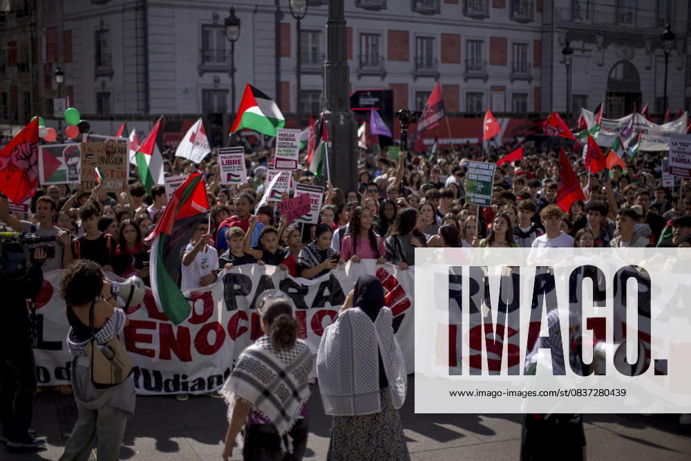 Students and unions wearing kifuyas and waving Palestinian flags demonstrate through the streets of Madrid and hold a rally in Puerta del Sol Square during a general strike called by Spanish unions in solidarity with the Palestinians in Gaza. Madrid Spain - ZUMAs296 20251015_znp_s296_001