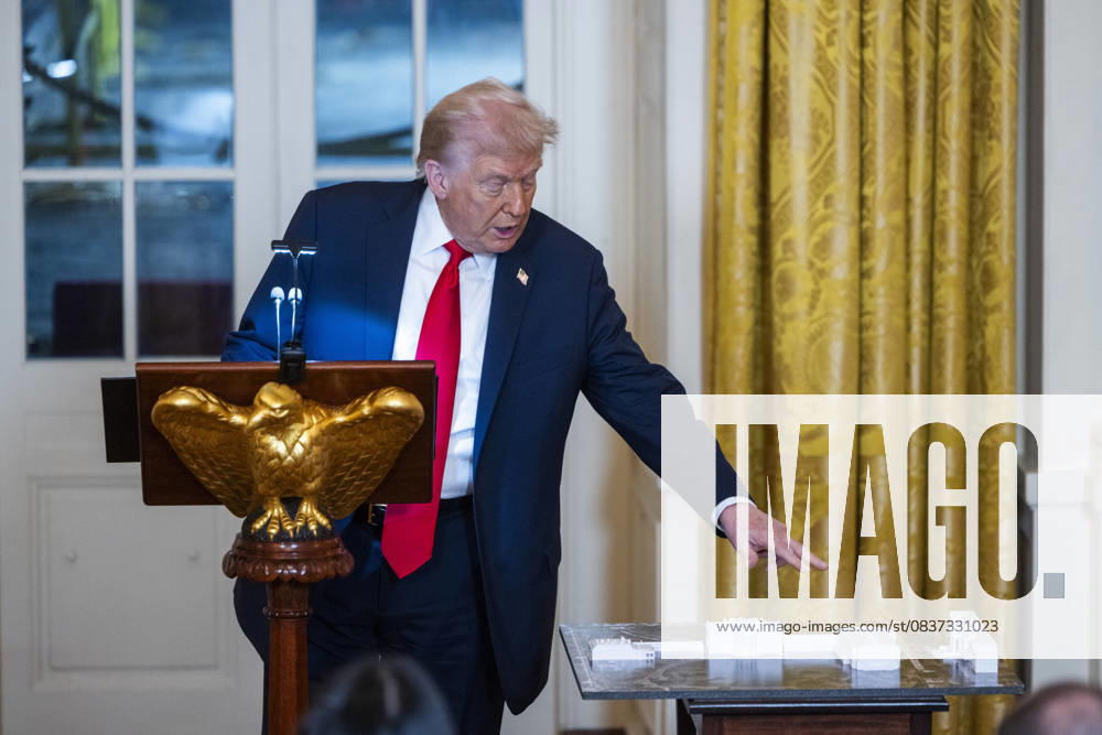 US President Donald Trump speaks ahead of a dinner to raise money for his ballroom extension in the East Room of the White House in Washington, DC, on Wednesday, October 15, 2025. The 90,000-square-foot ballroom expansion of the White House will seat an estimated 900 people and is estimated to cost $200 million US dollars. WAX20251015207 JIMxLOxSCALZO