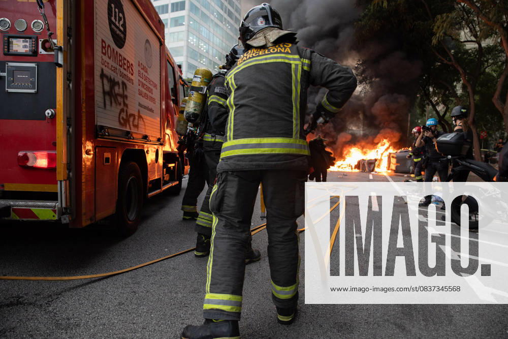 Firefighters extinguish fires in trash bins set ablaze by protesters. Thousands of protesters took to the streets a nationwide general strike in solidarity with Palestine. Demonstrations led to road blockades, public transport disruptions and clashes between protesters and police in several parts of the city. The strike called by pro-Palestinian groups and unions demanded an end to support for Israel and greater action from the international community. Barcelona Spain - ZUMAs197 20251015_aaa_s197_620