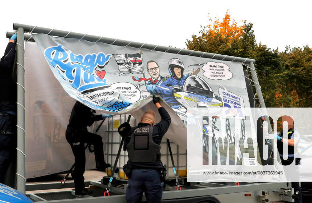 Protest action 16 10 2025, Chemnitz, Hartmannplatz, protest action On Thursday there was apparently a protest action by the Artists Group for Political Beauty in Chemnitz on Hartmannplatz, in front of the