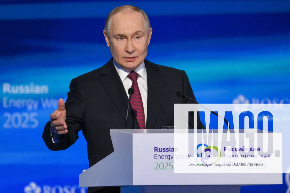 Russia s President VLADIMIR PUTIN addresses a plenary session as part of the 2025 Russian Energy Week Forum at the Manege Central Exhibition Hall. Moscow Russia - ZUMAt113 20251016_zaa_t113_149