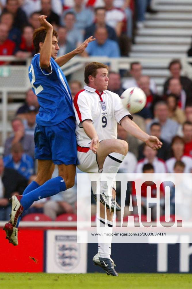 Wayne Rooney (re., England) gegen Martin Petras (Slowakei) Fußball Länderspiel Herren Europameisterschaftsqualifikation 2003, Qualifikation, Nationalmannschaft, Nationalteam, Länderspiel Gruppe Middlesbrough Dynamik,