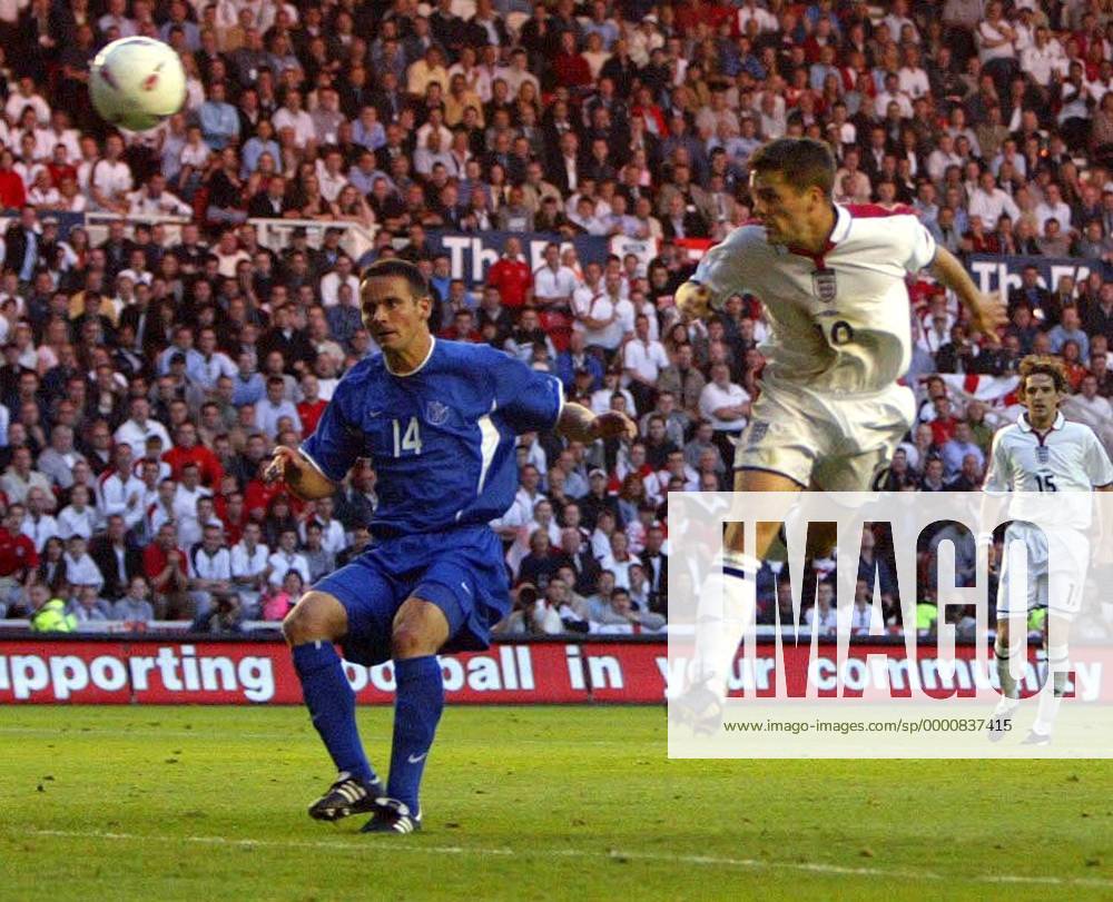 Michael Owen (re., England) erzielt das 2:1, Ondrej Debnar (Slowakei) kann nur zuschauen Fußball Länderspiel Herren Europameisterschaftsqualifikation 2003, Qualifikation, Nationalmannschaft, Nationalteam, Länderspiel Gruppe Middlesbrough Dynamik,