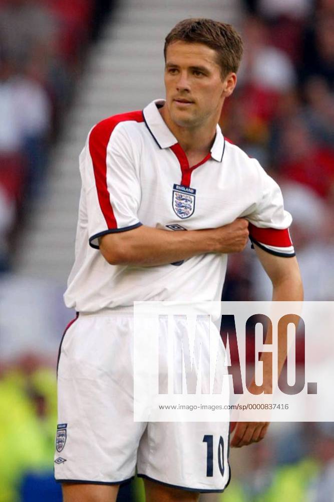 Michael Owen (England) rückt sich die Kapitänsbinde zurecht Fußball Länderspiel Herren Europameisterschaftsqualifikation 2003, Qualifikation, Nationalmannschaft, Nationalteam, Länderspiel Einzelbild Middlesbrough