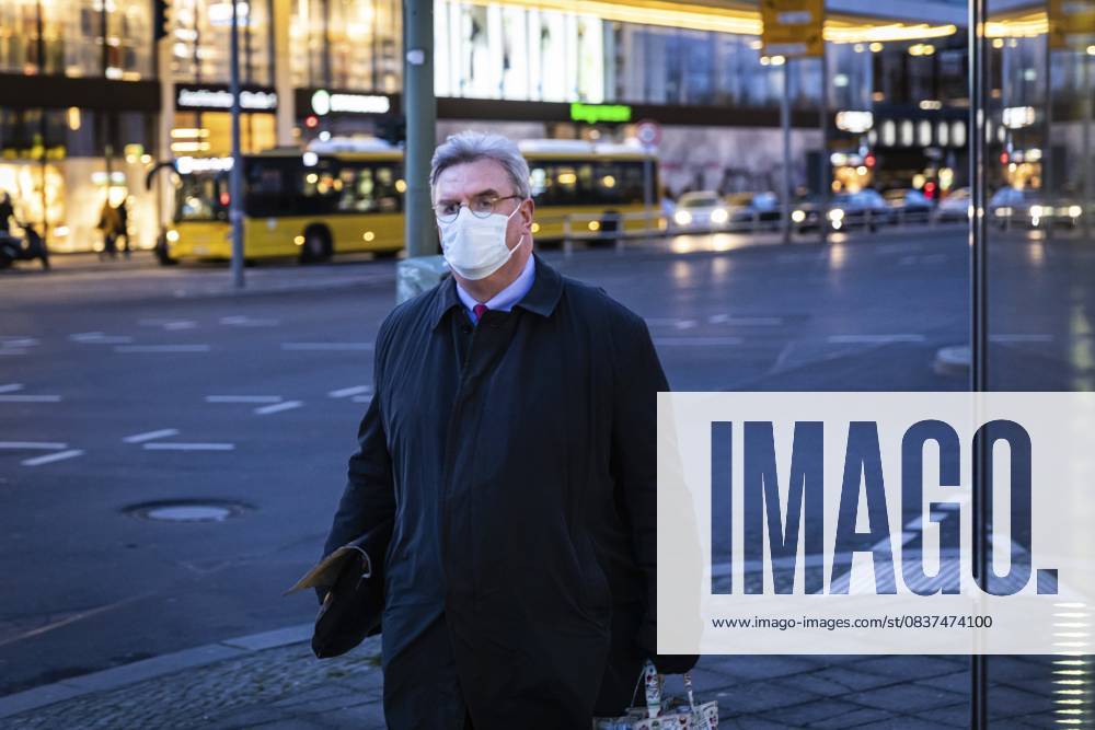 DEU Deutschland Deutschland Berlin Mann mit Atemschutzmaske in der Joachimsthaler Straße DEU Germany Germany Berlin Man with breathing mask in Joachimsthaler Straße