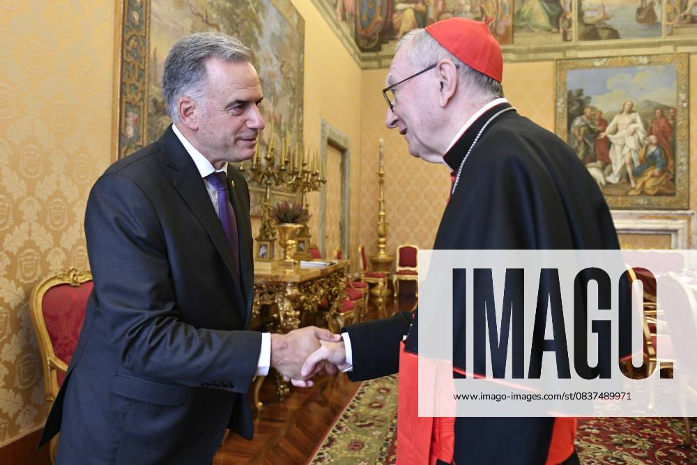 ITALY - REL - POPE LEO XIV RECEIVES IN PRIVATE AUDIENCE THE PRESIDENT OF URUGUAY, YAMANDU ORSI AND HIS WIFE, LAURA ALONSOPEREZ October 17, 2025 Italy, Rome, Vatican Friday, October 17, 2025 Pope Leo XIV receives in private audience the President of Uruguay, Yamandu Orsi, and his wife, Laura Alonsopérez. - NO BOOKS