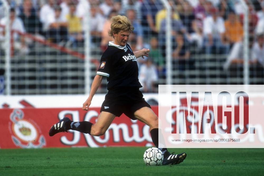 Stefan Effenberg (Borussia Mönchengladbach) am Ball Aktion Einzelbild Freisteller Hamburg Gladbach Dynamik Schuss, schießen Schusshaltung