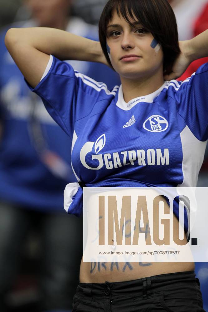 Fussball-Bundesliga Saison 2011 2012-2.Spieltag - FC Schalke O4 in Gelsenkirchen - Ein junger weiblicher Fan zeigt, das ihr Herz für Julian Draxler schlägt. Fussball,Herren,Männer,Liga,Bundesliga,DFL,Fan,Frau,Mädchen,Erotik,Mimik, Pose,Piercing,Bauchnabel,sexy,Trikot,bauchfrei,Porträt,hoch o0 nackt Idol Bauchbemalung Bemalung Bauch Körperteile weiblich, Frau Name Namenszug bauchfrei
