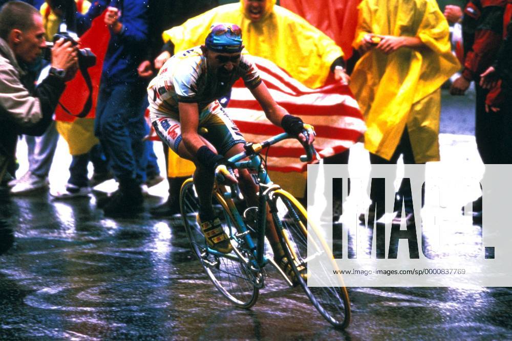 Marco Pantani (Italien Marcatone Uno) kurz vor dem Anstieg zum 2645 Meter hohen Col du Galibier Radsport Herren Tour de France 1998, 15. Etappe, Rundfahrt, Straßenradsport, Rad, Straße Gruppe Grenoble - Les Deux-Alpes