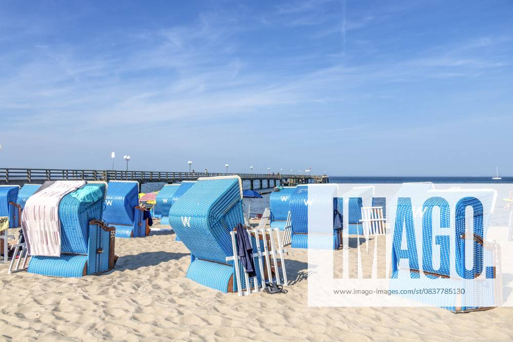 Kühlungsborn, deutschland - blaue strandkörbe mit seebrücke kühlungsborn, deutschland - blaue strandkörbe mit seebrücke (License=RF)