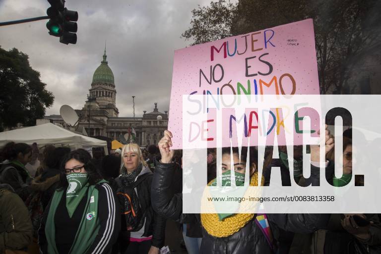 Buenos Aires, Argentina - Thousands attend a demonstration in favour (green handkerchief) and hundreds against (lightblue handkerchief and pink ballons) of legalising abortion outside the Congress while lawmakers debate and vote an abortion bill in Buenos Aires, Argentina, June 13, 2018. Buenos Aires Argentina - ZUMAn230 20180613_zaa_n230_976