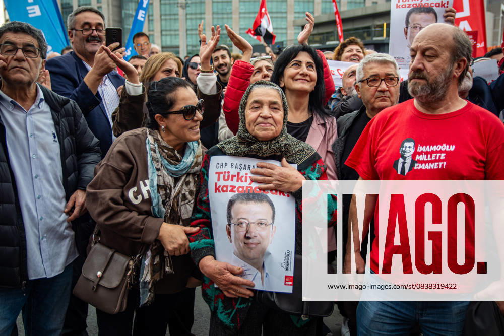 Supporters of Istanbul Metropolitan Municipality Mayor and presidential candidate Ekrem Imamoglu, who is currently detained, gather in front of Caglayan Courthouse in Istanbul after a new espionage investigation was launched against him. Police blocked access roads to the courthouse and took extensive security measures as large crowds demonstrated in solidarity with Imamoglu. Istanbul Turkey - ZUMAt171 20251026_zip_t171_011