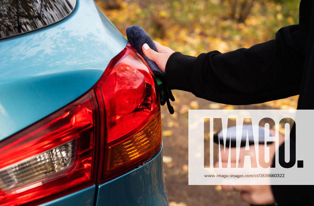 Closeup Bild, Bild junge Frau, Fahrer, trocken wischen ihr Auto mit Mikrofasertuch nach dem Waschen es, Reinigung Auto, Autoscheiben. Transport Selbstbedienung, Pflegekonzept. Lackschutz Closeup Bild, Bild junge Frau, Fahrer, trocken wischen ihr Auto mit Mikrofasertuch nach dem Waschen es, Reinigung Auto, Autoscheiben. Transport Selbstbedienung, Pflegekonzept. Lackschutz (License=RF)