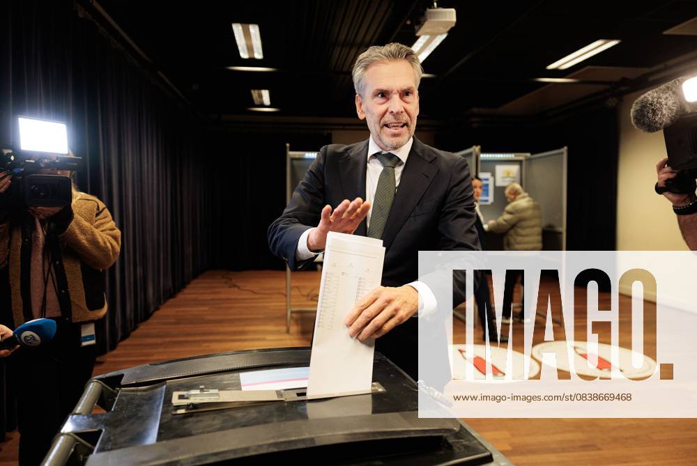 THE HAGUE Caretaker Prime Minister Dick Schoof casts his vote for the House of Representatives elections at the De Vaillant theater. ANP RAMON VAN FLYMEN netherlands out - belgium out