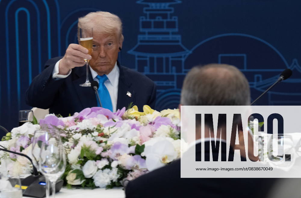 United States President Donald Trump looks to Prime Minister Mark Carney as they raise there glasses during a toast at a dinner with leaders in Gyeongju, South Korea, Wednesday, Oct 29, 2025. Gyeongju South Korea - ZUMAc35_ 20251029_zaf_c35_008