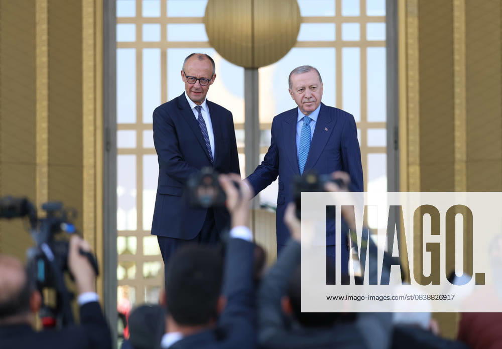 Turkish President Erdogan welcomes German Chancellor Merz with an official ceremony ANKARA, TURKIYE - OCTOBER 30: (---- – MANDATORY CREDIT - TURKISH PRESIDENCY MURAT KULA HANDOUT - NO MARKETING NO ADVERTISING CAMPAIGNS - DISTRIBUTED AS A SERVICE TO CLIENTS----) Turkish President Recep Tayyip Erdogan (R) welcomes German Chancellor Friedrich Merz (L) with an official ceremony at the Presidential Complex in Ankara, Turkiye on October 30, 2025. Turkish Presidency Murat Kula Handout Anadolu Ankara Turkey. Editorial use only. Please get in touch for any other usage.