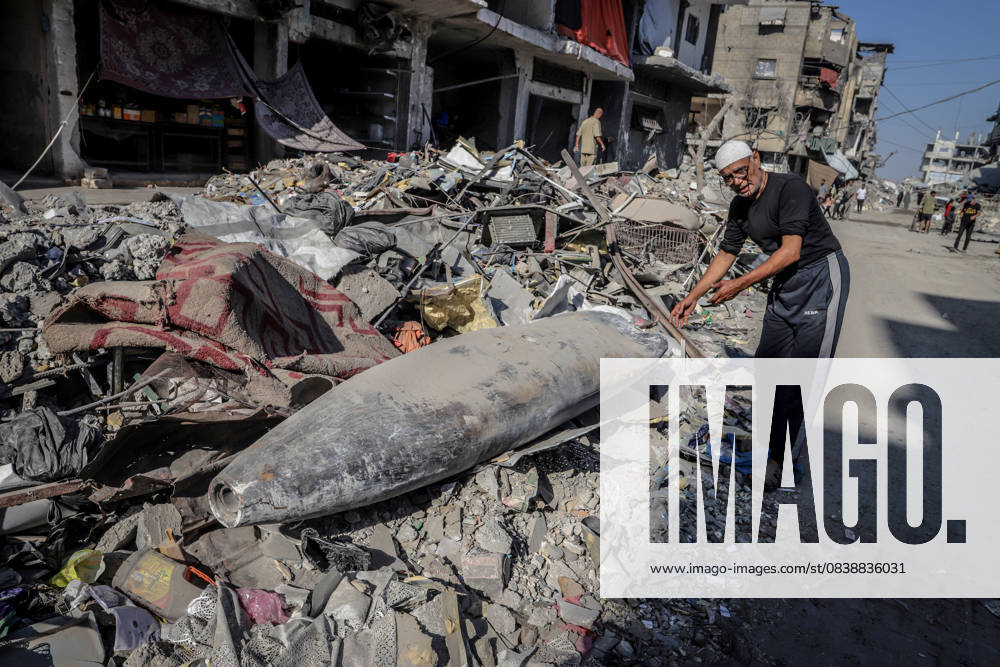 Unexploded ordnance in Gaza poses danger for civilians GAZA STRIP - OCTOBER 30: A view of unexploded munitions left by Israeli strikes may cause deadly risk to civilians at the Al-Jalaa street remains awaiting for disposal in Gaza Strip on October 30, 2025. Saeed M. M. T. Jaras Anadolu Gaza Gaza Strip. Editorial use only. Please get in touch for any other usage.