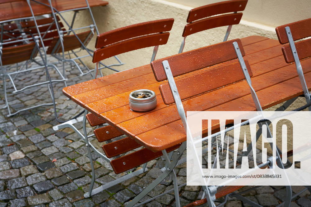 IMAGO Creative, Jahreszeit Sommer, Regen, Sommerregen Restaurant in Deutschland bei Regenwetter leere Tische und Stühle eines Restaurants in Deutschland bei Regenwetter (License=RF)
