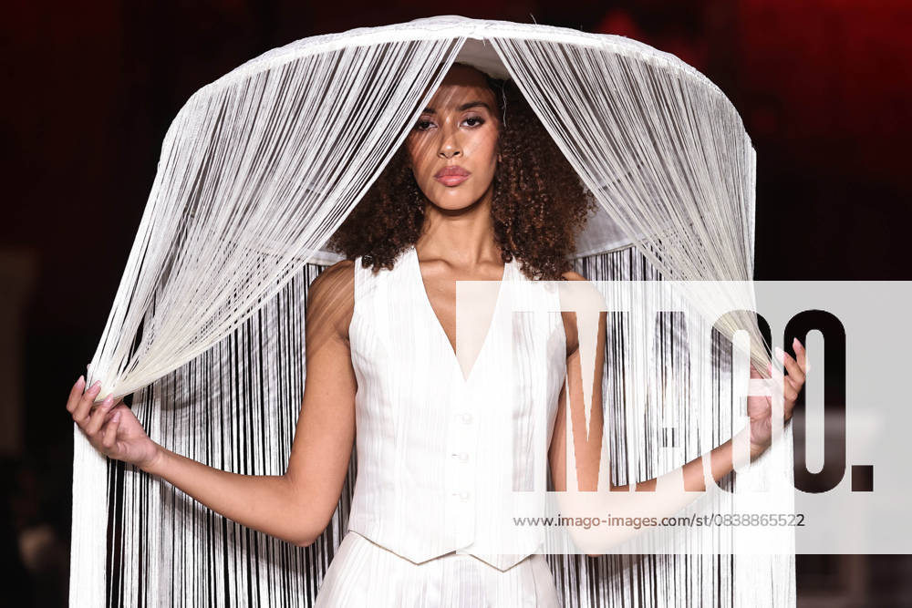 Models on the catwalk of Rome Fashion White 2025 edition in Rome. Rome, Italy. . EvandroInetti_via ZUMA Wire Rome Italy - ZUMAi15_ 20251029_zaf_i15_085