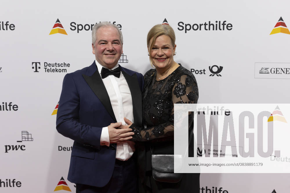 Federal Minister of the Interior and for Home Affairs Nancy FAESER re with husband Eyke GRUENING GRÜNING li at the 54 Sports Ball of the German Sports Aid Foundation, on 22 02 2025 at the F e s t h a l l e in Frankfurt am Main Germany