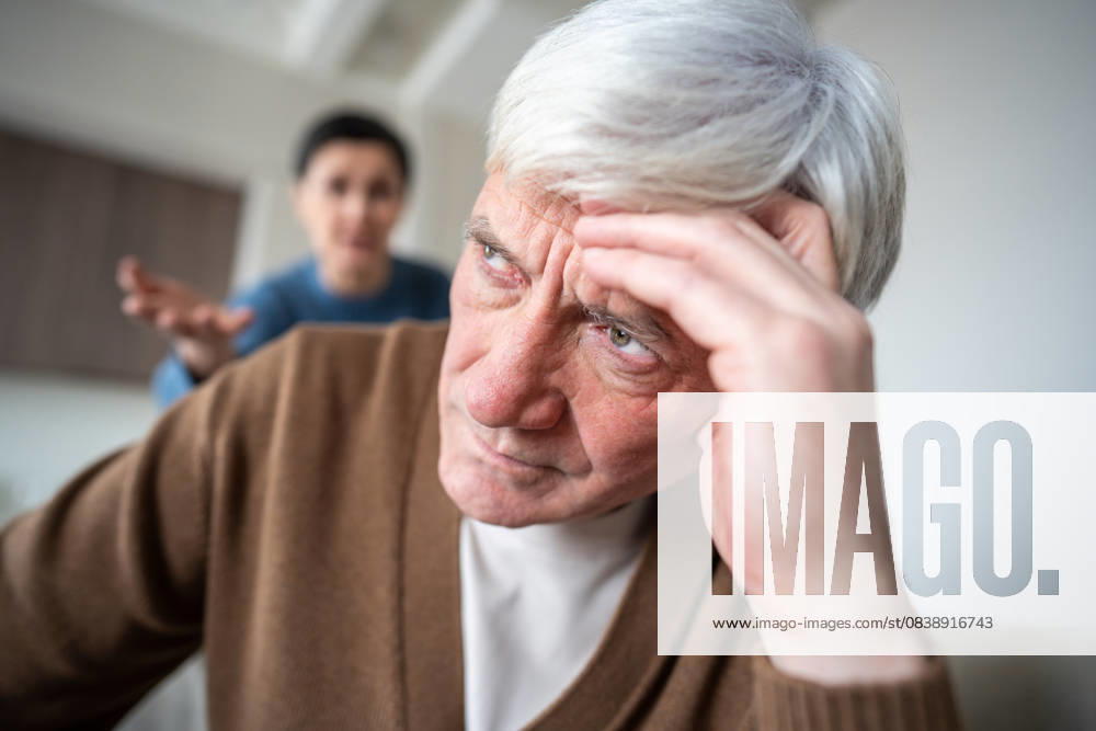 Nahaufnahme eines müden älteren Mannes, der wütende Anschuldigungen und scharfe Vorwürfe seiner Frau erträgt Close up exhausted senior husband silently bearing relentless verbal assault from shouting wife. Elderly man portrait, exhaustion of marital conflict, stressful criticism, mental fatigue suffering (License=RF) ,model released, Symbolfoto