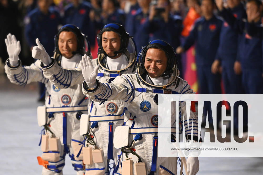 (251031) -- JIUQUAN, Oct. 31, 2025 -- Chinese astronauts Zhang Lu (R), Wu Fei (C) and Zhang Hongzhang attend a send-off ceremony at the Jiuquan Satellite Launch Center in northwest China on Oct. 31, 2025. A send-off ceremony for the three Chinese astronauts of the Shenzhou-21 crewed space mission was held Friday at the Jiuquan Satellite Launch Center in northwest China, according to the China Manned Space Agency. ) FOCUS Send-off ceremony held for Chinese astronauts of Shenzhou-21 mission LianxZhen