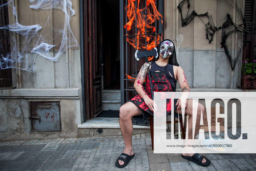 October 31, 2025, Montevideo, Uruguay: Hundreds of children went door-to-door this Friday, asking, Trick or treat? hoping to receive candy or some kind of sweets, or ready to play a trick if they didn t get anything. Halloween in Uruguay has always faced some resistance from the public, although in recent years its acceptance has steadily grown. Pumpkins, witch costumes, and cobwebs are increasingly common in shops, homes, and workplaces. Montevideo Uruguay - ZUMAa179 20251031_aap_a179_018