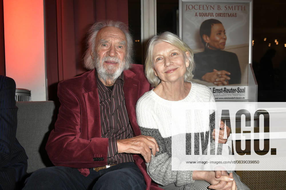 Achim Wolff and Rita Feldmeier at the premiere of the play Carmen darf nicht platzen at the Komödie am Kurfürstendamm in the Ernst Reuter Saal Berlin, 31 10 2025 Foto:xM.xBehrensx xFuturexImagex carmen_prem_5001