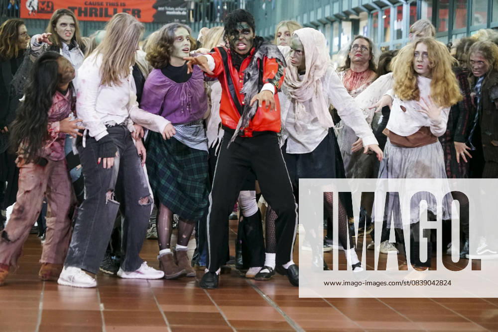 Cntv Thriller Scary Michael Jackson Flashmob with undead and zombies in the Wandelhalle at Hamburg Central Station on Halloween 31 10 2025 with Koffi Missah impersonator of Michael Jackson Approximately 150 people recreate the Thriller video from the Stage Mucical Company se