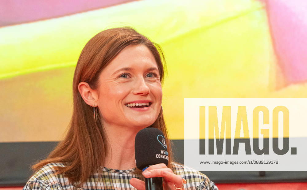 Deutscher Film und Comic Con 2024, Dortmund, Deutschland 07.12.2024: Bonnie Wright (*1991, britische Schauspielerin, Filmemacherin, Ginny Weasley DORTMUND, Deutschland. 7. Dezember 2024. Bonnie Wright (*1991, britische Schauspielerin und Filmemacherin, Ginny Weasley in den Harry Potter-Filmen) auf der Bühne im Deutschen Film und Comic Con (License=RM)