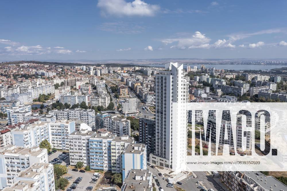 Luftaufnahme einer geschäftigen Stadt voller hoher Gebäude unter hellem Himmel. Luftaufnahme des Wolkenkratzers im Stadtteil Meden Rudnik, Burgas, Bulgarien Aerial view of a bustling city filled with tall buildings under a bright sky. Aerial view to the skyscraper in the Meden Rudnik district, Burgas, Bulgaria