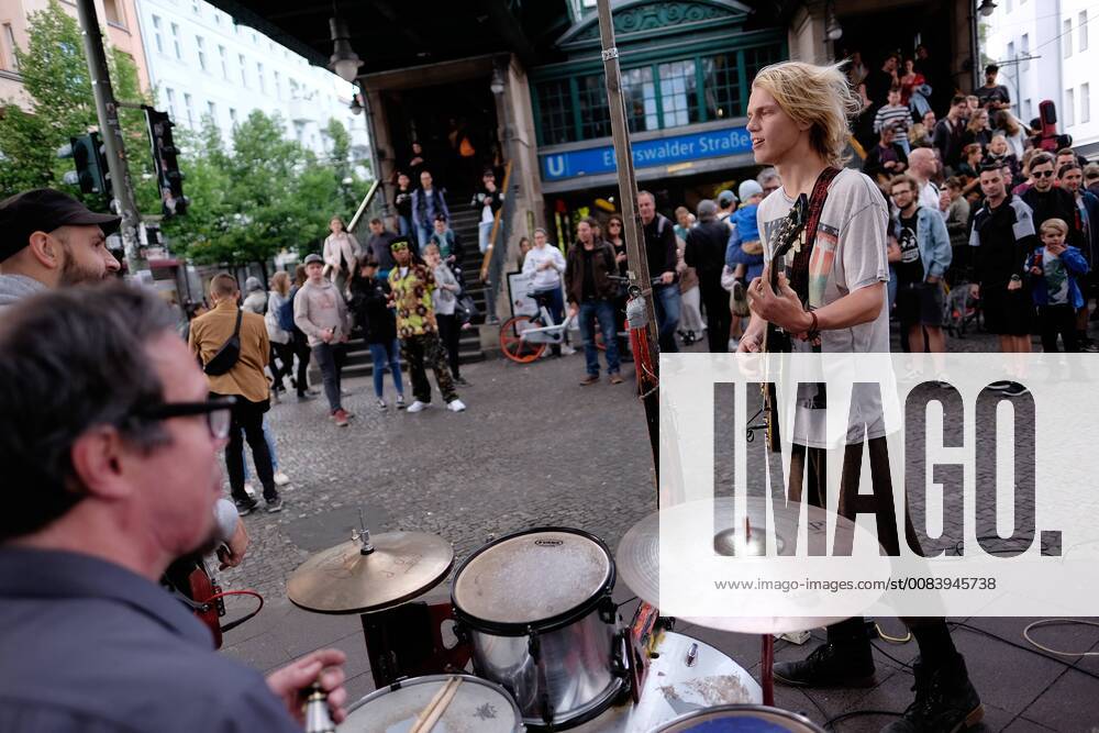Fete de la musique in Berlin Musicians in front of the underground station Eberswalder Strasse in Berlin Prenzlauer Berg snapshot photography xK M Krause