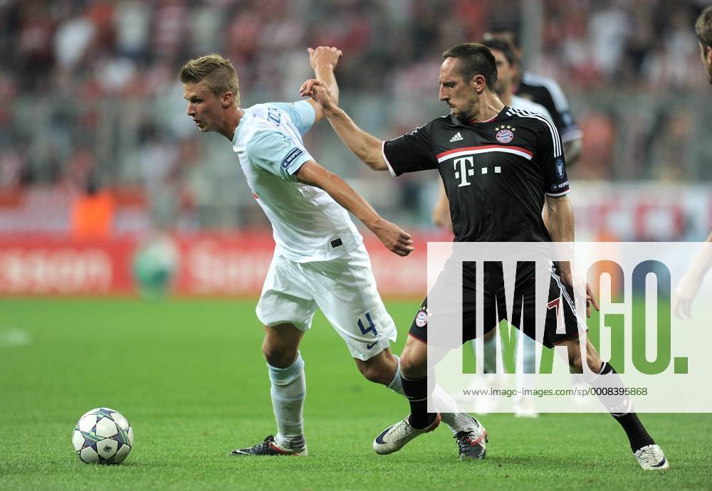 FUSSBALL CHAMPIONS LEAGUE SAISON 2011 2012 Qualifikation 17.08.2011 FC Bayern München - FC Zürich Raphael Koch (li, FC Zürich) gegen Franck Ribery (re, FC Bayern München)