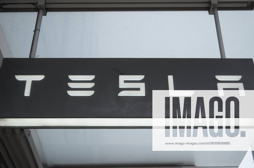 Daily Life in New York City, US - 5 Nov 2025 A Tesla showroom is seen in Manhattan, New York City. New York United States