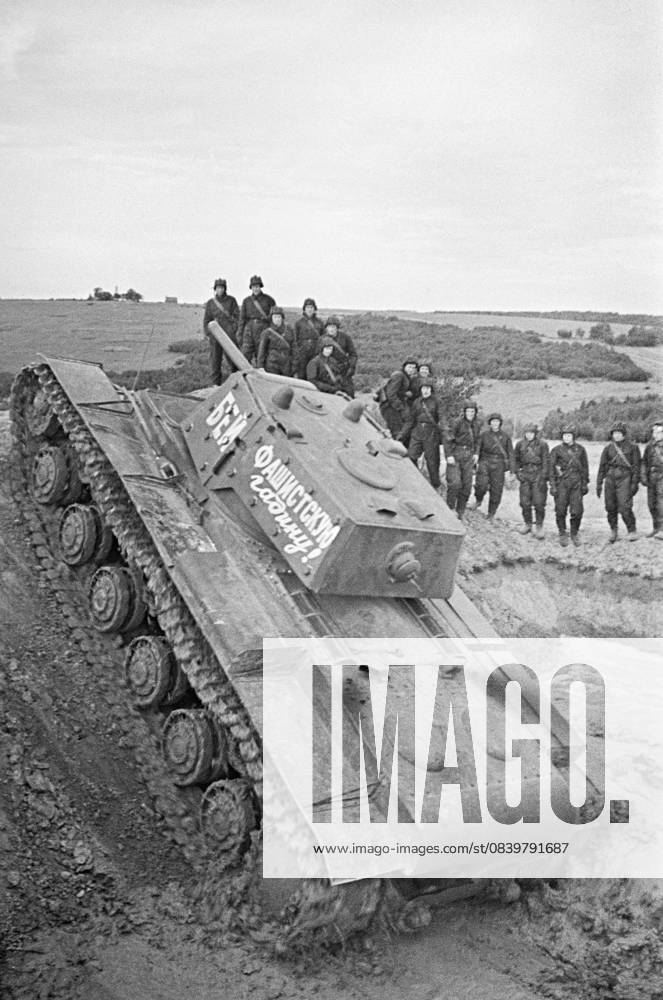 Armor regiment of Stalin Military Academy 662677 25.06.1941 The armor regiment of the Stalin Military Academy of Mechanization and Motorization during maneuvers, Moscow, June 1941. Anatoliy Garanin Sputnik Moscow Russia